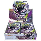 "Display box met Pokémon-ruilkaarten met Arceus, ontworpen met levendige kleuren en dynamische graphics."