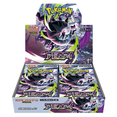"Display box met Pokémon-ruilkaarten met Arceus, ontworpen met levendige kleuren en dynamische graphics."