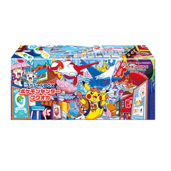 Färgglad Pokémon Center-låda med Pikachu och olika Pokémon mot en livlig stadsmiljö.
